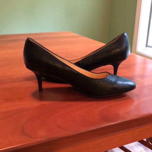 Liz Claiborne Shoes - Liz Claiborne Black Pumps